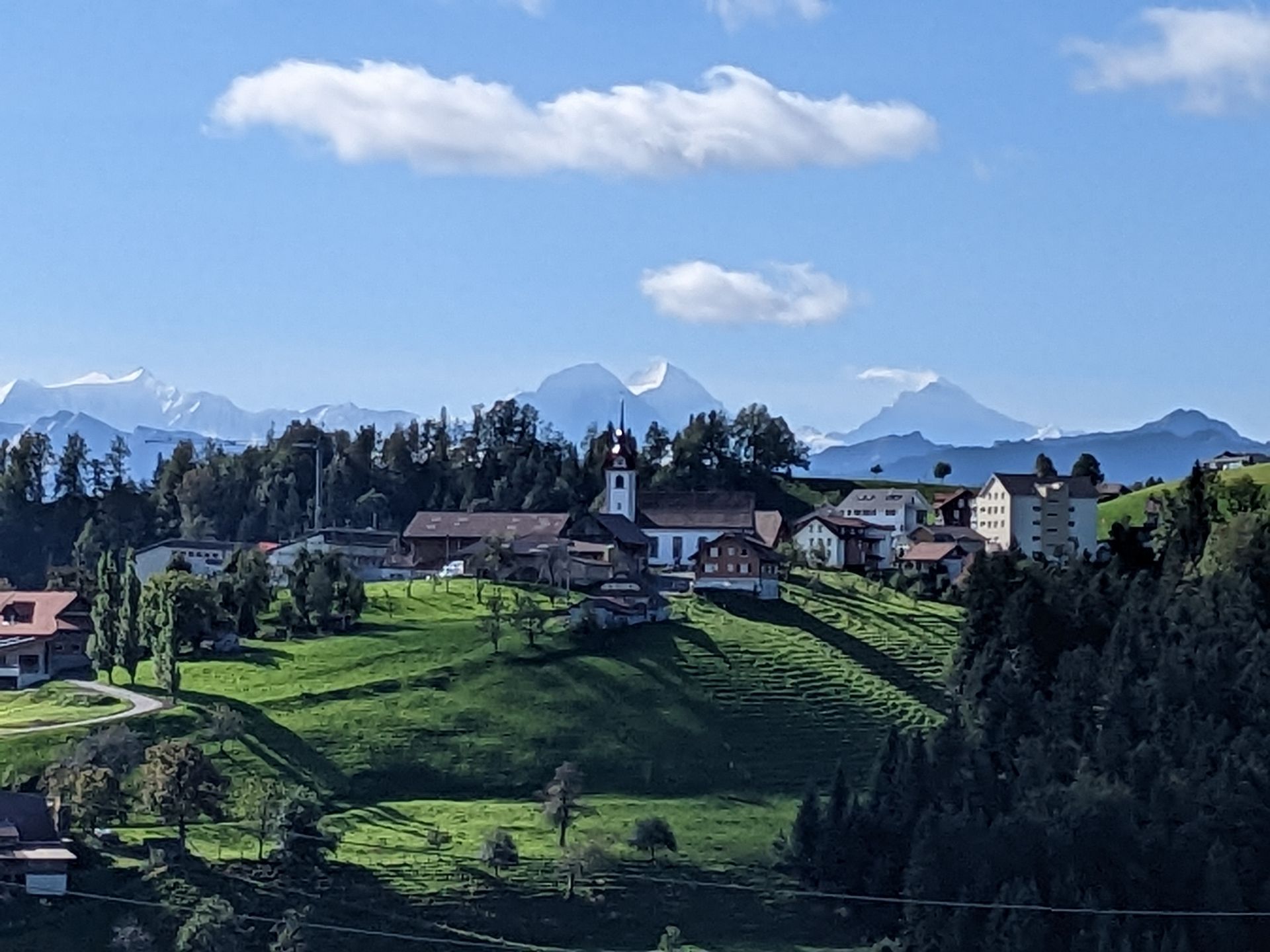 Menzberg mit Berner Dreigestirn "Eiger - Mönch - Jungfrau"