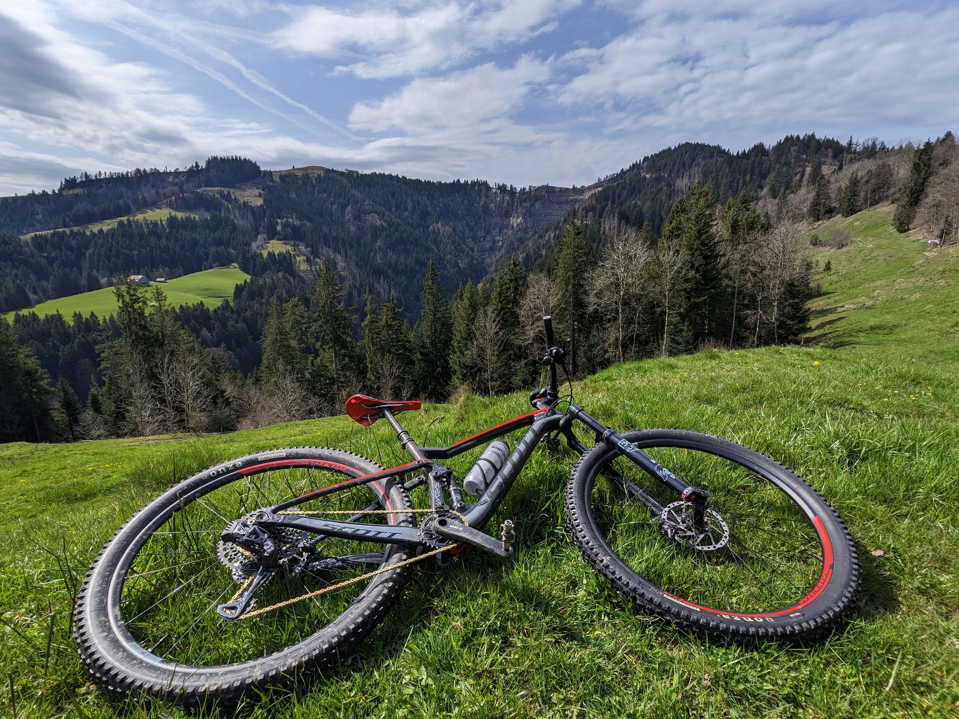 Änziloch im Hintergrund