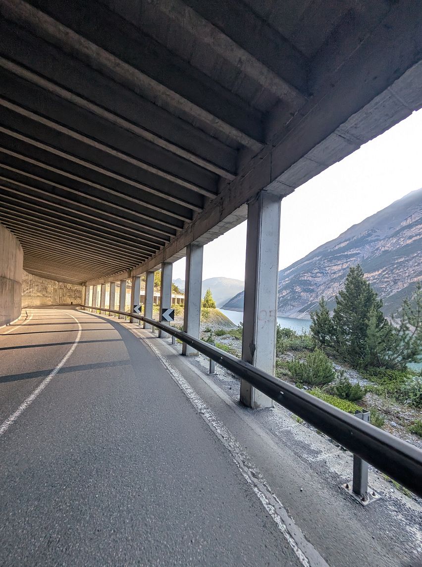 am Lago di Livigno entlang